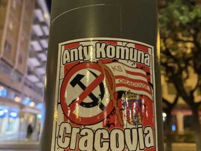 Il secondo sticker � stato lasciato dagli ultras del team polacco KS Cracovia: sulla sua superficie raffigura il simbolo del comunismo sbarrato da un divieto, reminiscenza della liberazione della Polonia dall�Unione Sovietica